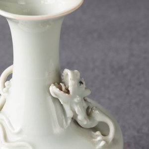 A pair of Chinese ru-style glazed vases with applied qilong, Yongle mark, 19th C. — 照片 14