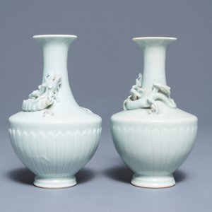A pair of Chinese ru-style glazed vases with applied qilong, Yongle mark, 19th C. — 照片 3
