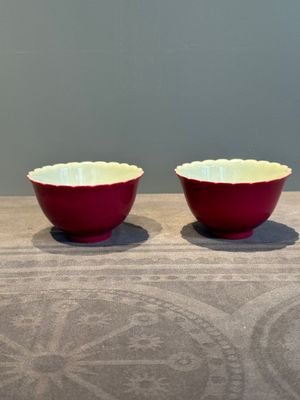 A pair of Chinese ruby-glazed bowls, Qianlong mark, 19/20th C. — photo 1