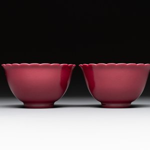 A pair of Chinese ruby-glazed bowls, Qianlong mark, 19/20th C. — photo 1