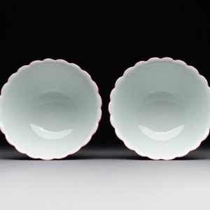 A pair of Chinese ruby-glazed bowls, Qianlong mark, 19/20th C. — photo 2