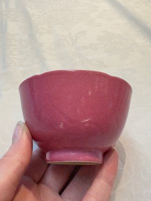 A pair of Chinese ruby-pink-glazed cups with floral anhua design, 18/19th C. — photo 1