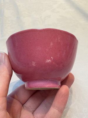 A pair of Chinese ruby-pink-glazed cups with floral anhua design, 18/19th C. — photo 2
