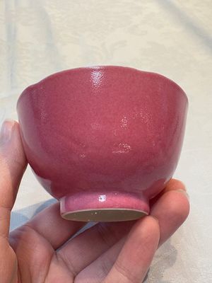 A pair of Chinese ruby-pink-glazed cups with floral anhua design, 18/19th C. — photo 3