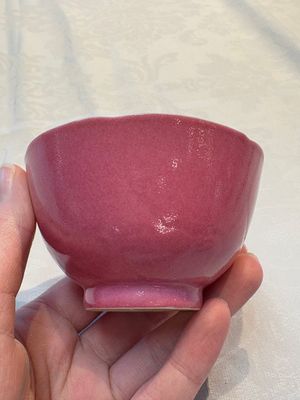 A pair of Chinese ruby-pink-glazed cups with floral anhua design, 18/19th C. — photo 4