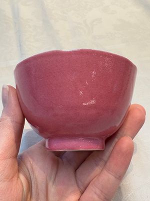 A pair of Chinese ruby-pink-glazed cups with floral anhua design, 18/19th C. — photo 8