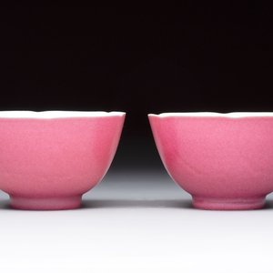 A pair of Chinese ruby-pink-glazed cups with floral anhua design, 18/19th C. — photo 1