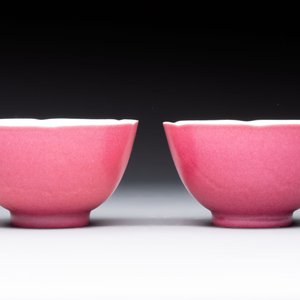 A pair of Chinese ruby-pink-glazed cups with floral anhua design, 18/19th C. — photo 2