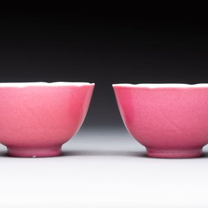 A pair of Chinese ruby-pink-glazed cups with floral anhua design, 18/19th C. — photo 3