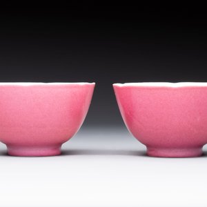 A pair of Chinese ruby-pink-glazed cups with floral anhua design, 18/19th C. — photo 4