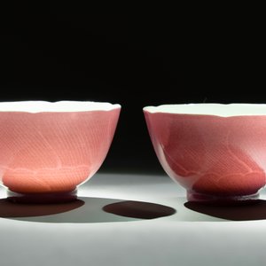 A pair of Chinese ruby-pink-glazed cups with floral anhua design, 18/19th C. — photo 5