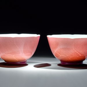 A pair of Chinese ruby-pink-glazed cups with floral anhua design, 18/19th C. — photo 6