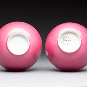 A pair of Chinese ruby-pink-glazed cups with floral anhua design, 18/19th C. — photo 8