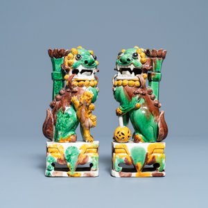 A pair of Chinese sancai-glazed biscuit Buddhist lion joss stick holders, Kangxi — 照片 3