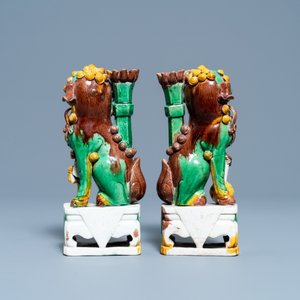 A pair of Chinese sancai-glazed biscuit Buddhist lion joss stick holders, Kangxi — 照片 5