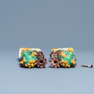 A pair of Chinese sancai-glazed biscuit Buddhist lion joss stick holders, Kangxi — 照片 7