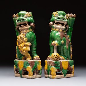A pair of Chinese sancai-glazed Buddhist lions, 19th C. — photo 1