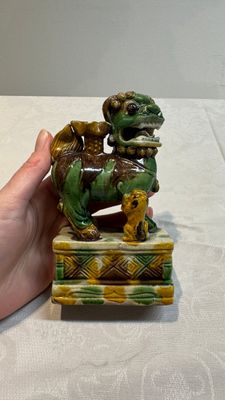 A pair of Chinese sancai-glazed Buddhist lions and an inkwell, 19th C. — photo 1