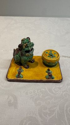 A pair of Chinese sancai-glazed Buddhist lions and an inkwell, 19th C. — photo 15