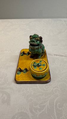 A pair of Chinese sancai-glazed Buddhist lions and an inkwell, 19th C. — photo 16
