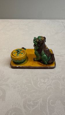 A pair of Chinese sancai-glazed Buddhist lions and an inkwell, 19th C. — photo 17