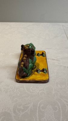 A pair of Chinese sancai-glazed Buddhist lions and an inkwell, 19th C. — photo 18