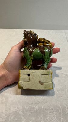 A pair of Chinese sancai-glazed Buddhist lions and an inkwell, 19th C. — photo 3