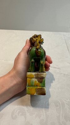 A pair of Chinese sancai-glazed Buddhist lions and an inkwell, 19th C. — photo 4