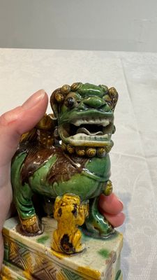 A pair of Chinese sancai-glazed Buddhist lions and an inkwell, 19th C. — photo 7