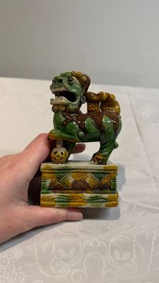 A pair of Chinese sancai-glazed Buddhist lions and an inkwell, 19th C. — photo 8