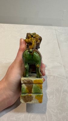 A pair of Chinese sancai-glazed Buddhist lions and an inkwell, 19th C. — photo 9