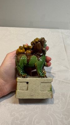A pair of Chinese sancai-glazed Buddhist lions and an inkwell, 19th C. — photo 10