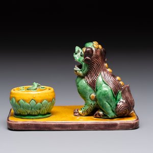 A pair of Chinese sancai-glazed Buddhist lions and an inkwell, 19th C. — photo 11