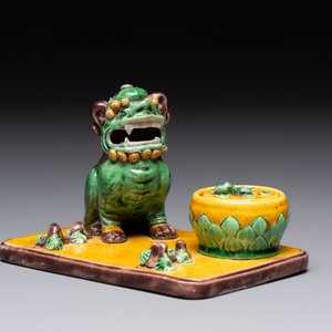 A pair of Chinese sancai-glazed Buddhist lions and an inkwell, 19th C. — photo 13