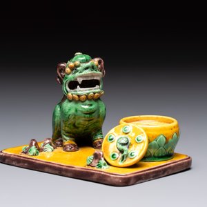 A pair of Chinese sancai-glazed Buddhist lions and an inkwell, 19th C. — photo 14