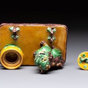 A pair of Chinese sancai-glazed Buddhist lions and an inkwell, 19th C. — photo 15