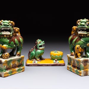 A pair of Chinese sancai-glazed Buddhist lions and an inkwell, 19th C. — photo 2