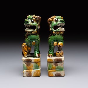 A pair of Chinese sancai-glazed Buddhist lions and an inkwell, 19th C. — photo 3