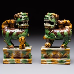 A pair of Chinese sancai-glazed Buddhist lions and an inkwell, 19th C. — photo 4