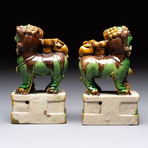 A pair of Chinese sancai-glazed Buddhist lions and an inkwell, 19th C. — photo 6
