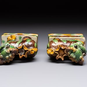 A pair of Chinese sancai-glazed Buddhist lions and an inkwell, 19th C. — photo 7