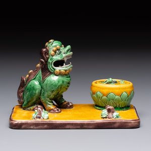 A pair of Chinese sancai-glazed Buddhist lions and an inkwell, 19th C. — photo 9