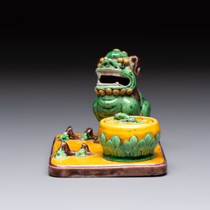 A pair of Chinese sancai-glazed Buddhist lions and an inkwell, 19th C. — photo 10