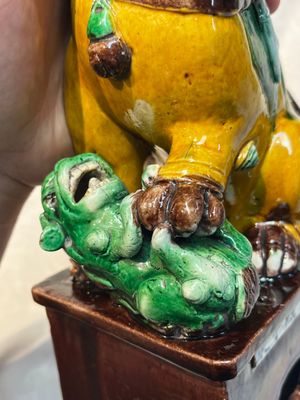 A pair of Chinese sancai-glazed Buddhist lions, Kangxi mark, 19th C. — photo 25