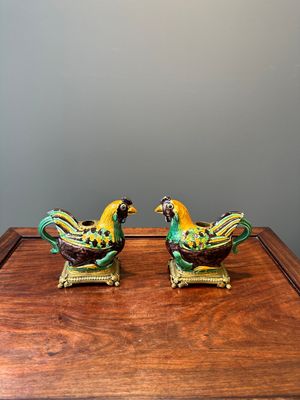 A pair of Chinese sancai-glazed chicken ewers mounted as candleholders with gilt bronze, Kangxi — photo 1