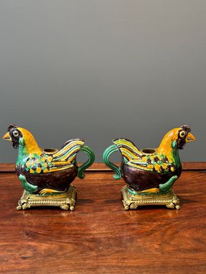 A pair of Chinese sancai-glazed chicken ewers mounted as candleholders with gilt bronze, Kangxi — photo 3