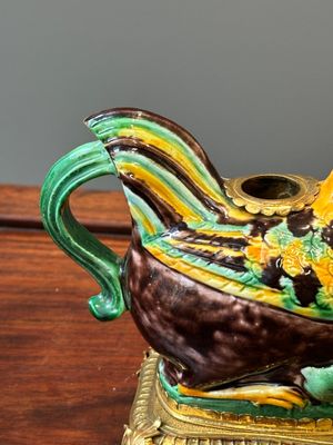A pair of Chinese sancai-glazed chicken ewers mounted as candleholders with gilt bronze, Kangxi — photo 6