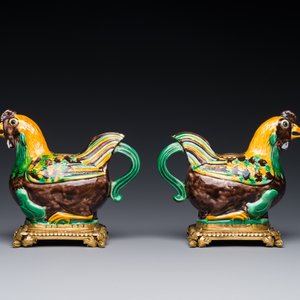 A pair of Chinese sancai-glazed chicken ewers mounted as candleholders with gilt bronze, Kangxi — photo 3