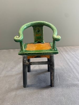 A pair of Chinese sancai-glazed miniature horseshoe-back chairs, Ming — photo 2