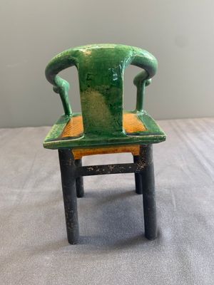 A pair of Chinese sancai-glazed miniature horseshoe-back chairs, Ming — photo 4